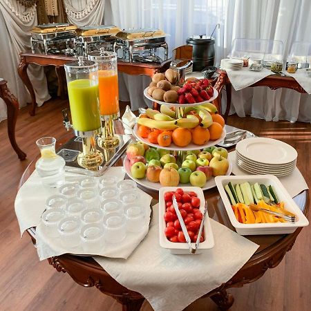 Gregory Boutique Hotel Кишинев Екстериор снимка A buffet at a hotel