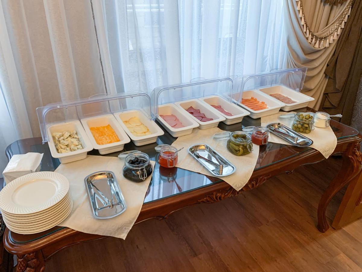 Gregory Boutique Hotel Кишинев Екстериор снимка A buffet at a hotel