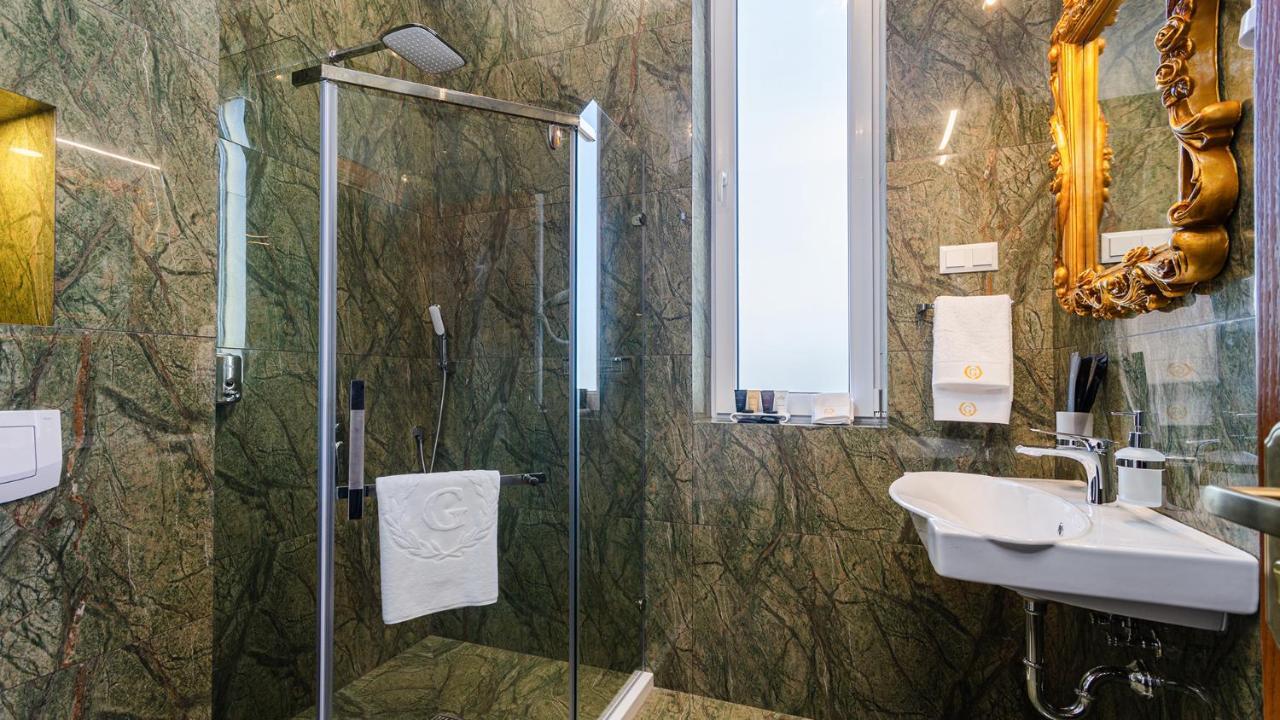 Gregory Boutique Hotel Кишинев Екстериор снимка A shower enclosure