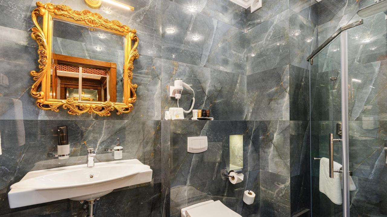 Gregory Boutique Hotel Кишинев Екстериор снимка Bathroom with marble walls