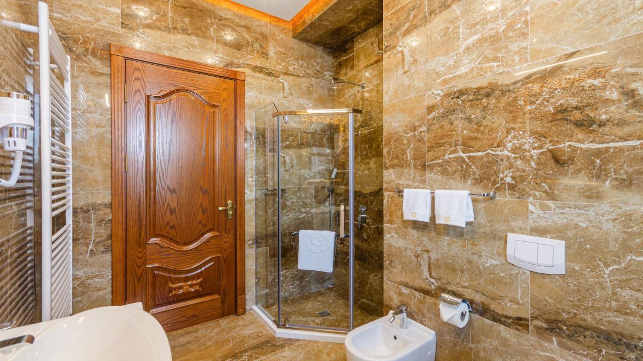 Gregory Boutique Hotel Кишинев Екстериор снимка A shower enclosure